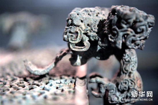 在河南博物院的展厅里，国宝云纹铜禁总是能吸引观众驻足观赏