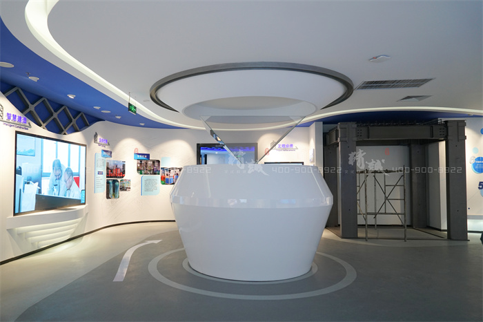 全息投影在展馆中的作用是什么？
